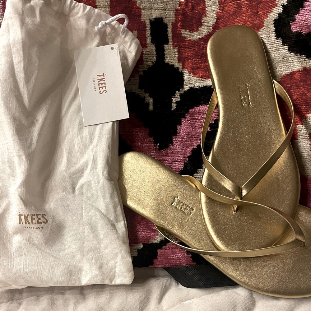 TKEES NWT. Gold sandal.